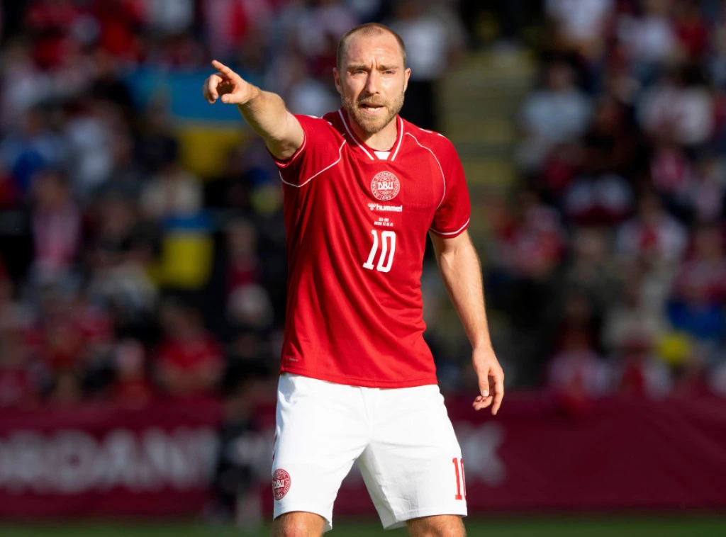 408898_denmark-eriksen-collapse-soccer_f.webp